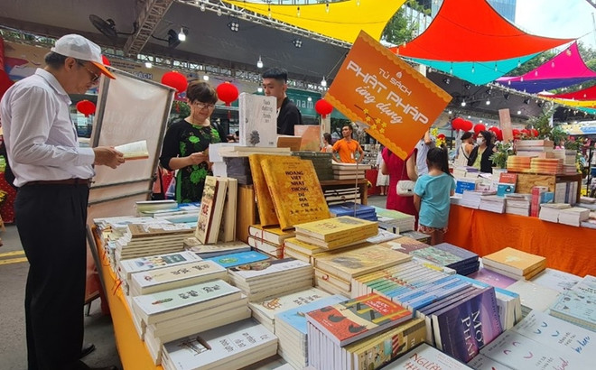 Ho Chi Minh-Ville: 800.000 visiteurs au Festival de la rue du livre du Nouvel An lunaire 2023 ảnh 1 Ho Chi Minh-Ville: 800.000 visiteurs au Festival de la rue du livre du Nouvel An lunaire 2023 ảnh 1