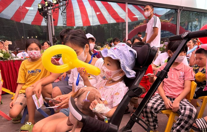 Une journée de fête pour les enfants de l’Hôpital pédiatrique de Hanoï ảnh 2 Une journée de fête pour les enfants de l’Hôpital pédiatrique de Hanoï ảnh 2