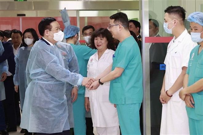 Le président de l’Assemblée nationale à une rencontre avec des médecins ảnh 1 Le président de l’Assemblée nationale à une rencontre avec des médecins ảnh 1