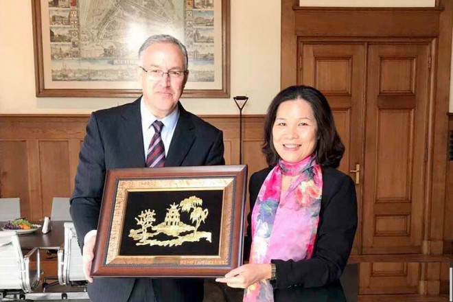 L’Ambassadrice du Vietnam reçue par le maire de Rotterdam ảnh 1 L’Ambassadrice du Vietnam reçue par le maire de Rotterdam ảnh 1