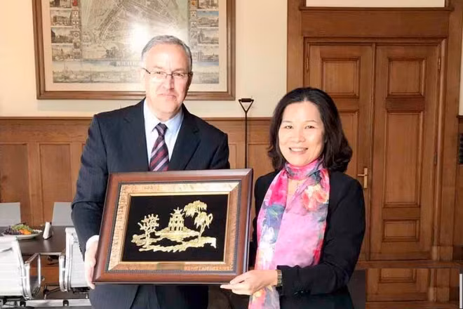 L’Ambassadrice du Vietnam reçue par le maire de Rotterdam ảnh 1