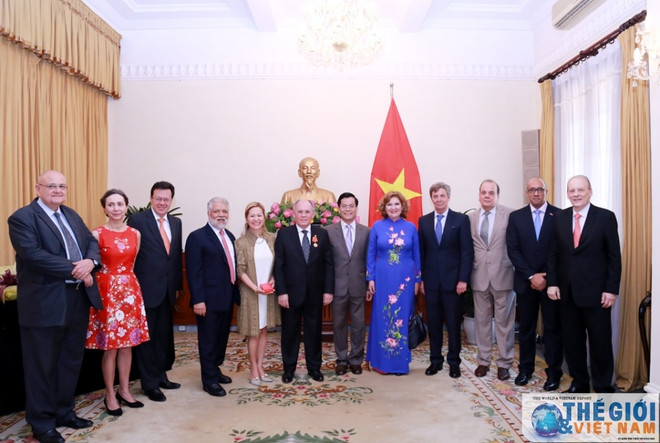 L'Ordre de l’amitié remis à l’ancien Chargé d'Affaires colombien au Vietnam ảnh 1 L'Ordre de l’amitié remis à l’ancien Chargé d'Affaires colombien au Vietnam ảnh 1