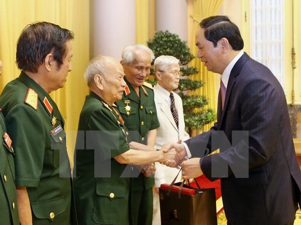 Le chef de l’Etat rencontre d’anciens soldats volontaires au Laos ảnh 1 Le chef de l’Etat rencontre d’anciens soldats volontaires au Laos ảnh 1