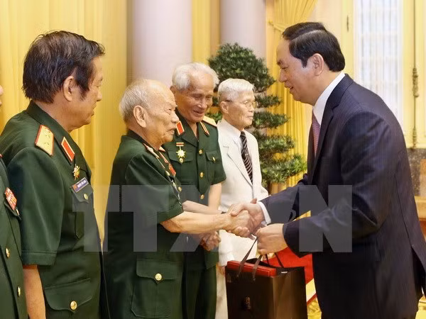 Le chef de l’Etat rencontre d’anciens soldats volontaires au Laos ảnh 1