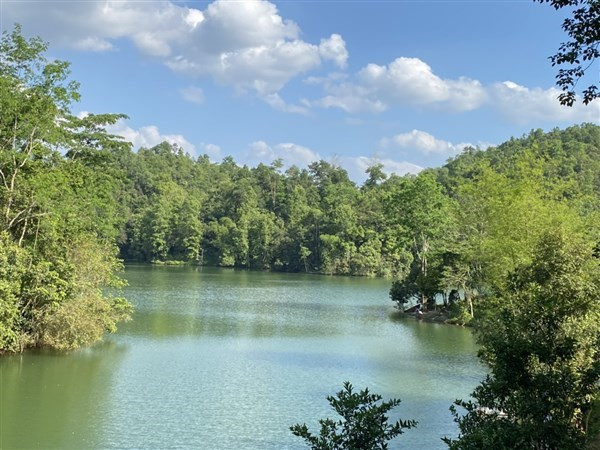 Découvrir la beauté pittoresque des lacs de la province de Cao Bang ảnh 5 Découvrir la beauté pittoresque des lacs de la province de Cao Bang ảnh 5