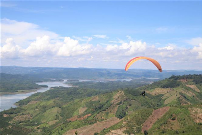 Le tournoi de parapente à Dak Nong attire des milliers de spectateurs ảnh 1 Le tournoi de parapente à Dak Nong attire des milliers de spectateurs ảnh 1