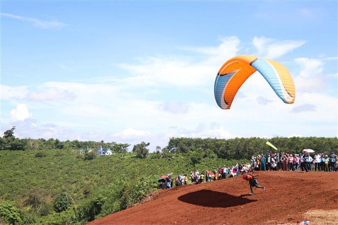 Le tournoi de parapente à Dak Nong attire des milliers de spectateurs ảnh 2