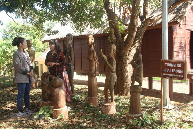Les statues folkloriques en bois, artisanat original des ethnies Bahnar et Jrai ảnh 4 Les statues folkloriques en bois, artisanat original des ethnies Bahnar et Jrai ảnh 4