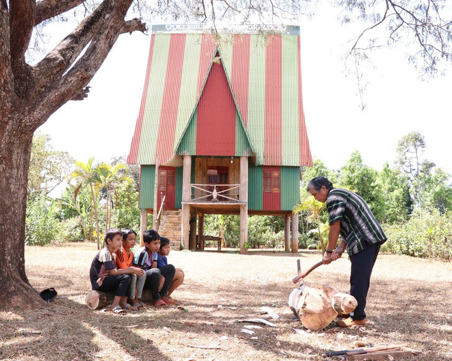 Les statues folkloriques en bois, artisanat original des ethnies Bahnar et Jrai ảnh 3 Les statues folkloriques en bois, artisanat original des ethnies Bahnar et Jrai ảnh 3