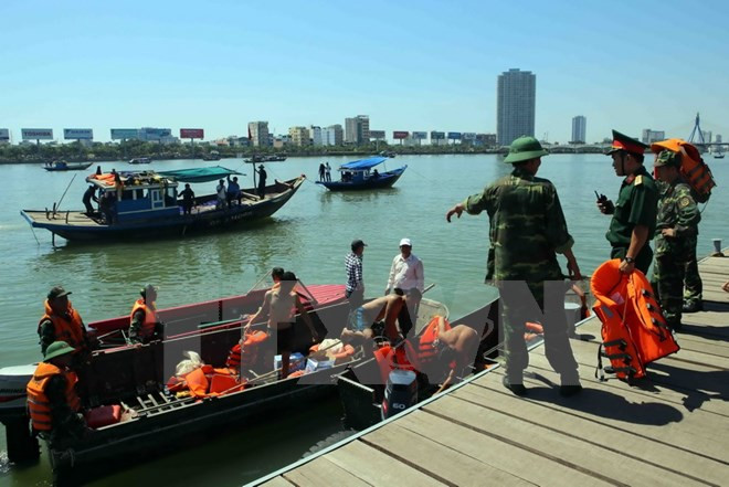 Trois personnes portées disparues dans le naufrage d'un bateau de tourisme ảnh 1