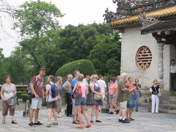 De nombreux touristes affluent à Hue à l'occasion du Nouvel An 2016 ảnh 1 De nombreux touristes affluent à Hue à l'occasion du Nouvel An 2016 ảnh 1