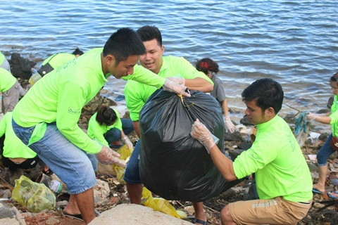 Quand les touristes se muent en éboueurs sur l’île de Ly Son ảnh 2