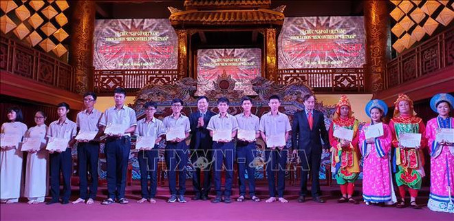 Bourses d’Odon Vallet aux étudiants de Thua Thien Hue ảnh 1 Bourses d’Odon Vallet aux étudiants de Thua Thien Hue ảnh 1