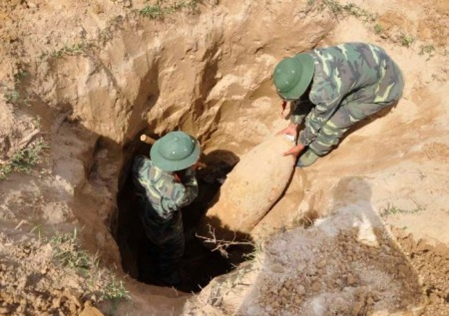 Echange sur le règlement des conséquences des bombes et des mines ảnh 1 Echange sur le règlement des conséquences des bombes et des mines ảnh 1