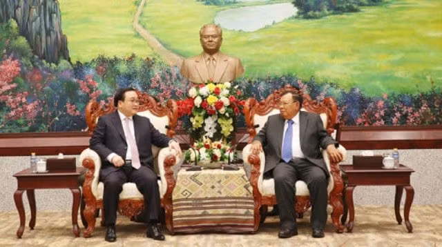 Une délégation de haut niveau de Hanoï au Laos ảnh 1