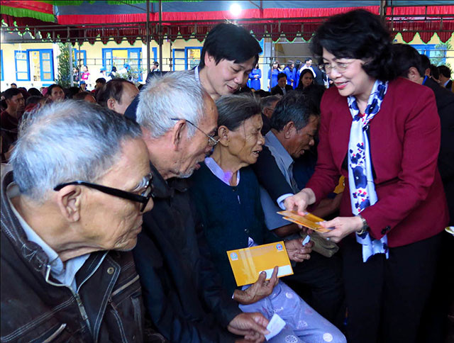 La vice-présidente Dang Thi Ngoc Thinh remet des cadeaux du Tet à Thua Thien-Hue ảnh 1 La vice-présidente Dang Thi Ngoc Thinh remet des cadeaux du Tet à Thua Thien-Hue ảnh 1