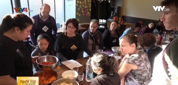 A Paris, un restaurant donne des cours de cuisine vietnamienne ảnh 1
