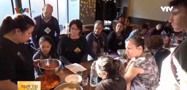 A Paris, un restaurant donne des cours de cuisine vietnamienne ảnh 1