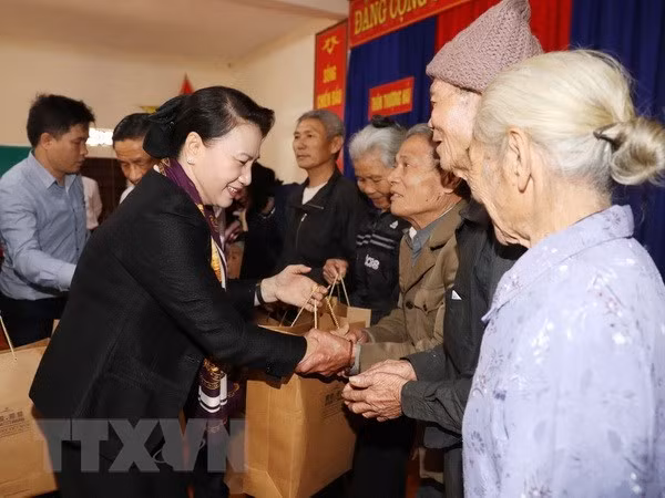 La présidente de l’Assemblée nationale rencontre des habitants de Ha Tinh ảnh 1