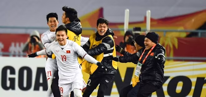 Football: l’équipe U23 décorée de l’Ordre du Travail ảnh 1
