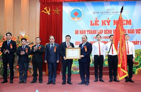 Le Premier ministre honore des médecins et des jeunes figures exemplaires du Vietnam ảnh 1 Le Premier ministre honore des médecins et des jeunes figures exemplaires du Vietnam ảnh 1