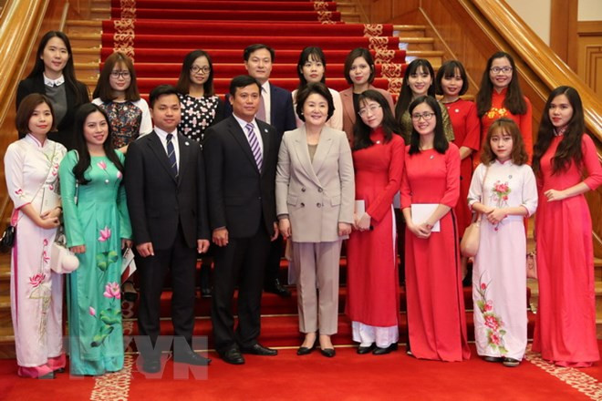 L’épouse du président sud-coréen rencontre des étudiants vietnamiens ảnh 1 L’épouse du président sud-coréen rencontre des étudiants vietnamiens ảnh 1