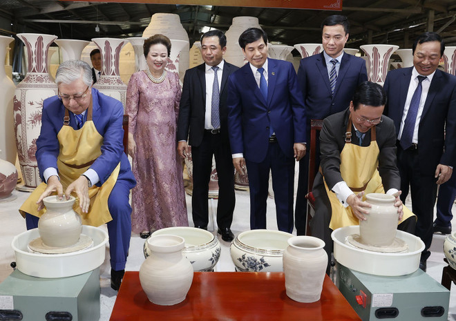 Les présidents vietnamien et kazakh à la découverte des arts du feu de Chu Dâu ảnh 2 Les présidents vietnamien et kazakh à la découverte des arts du feu de Chu Dâu ảnh 2