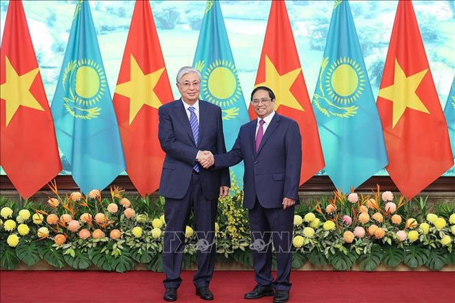 Entrevue entre le Premier ministre Pham Minh Chinh et le président du Kazakhstan ảnh 1 Entrevue entre le Premier ministre Pham Minh Chinh et le président du Kazakhstan ảnh 1