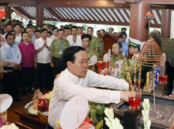 Le président Vo Van Thuong rend hommage au président Hô Chi Minh ảnh 1 Le président Vo Van Thuong rend hommage au président Hô Chi Minh ảnh 1