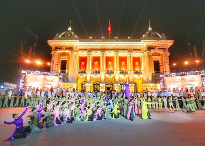 Une performance artistique marque le centenaire du compositeur de l'hymne national ảnh 2 Une performance artistique marque le centenaire du compositeur de l'hymne national ảnh 2