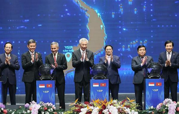 Les PM vietnamien et singapourien à une conférence sur la promotion de l’investissement ảnh 3 Les PM vietnamien et singapourien à une conférence sur la promotion de l’investissement ảnh 3