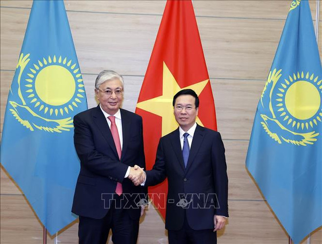 Le président du Kazakhstan achève sa visite officielle au Vietnam ảnh 1 Le président du Kazakhstan achève sa visite officielle au Vietnam ảnh 1