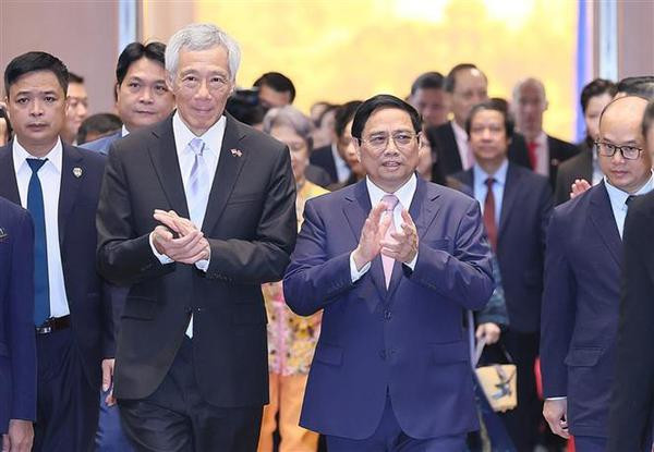 Les PM vietnamien et singapourien à une conférence sur la promotion de l’investissement ảnh 1 Les PM vietnamien et singapourien à une conférence sur la promotion de l’investissement ảnh 1