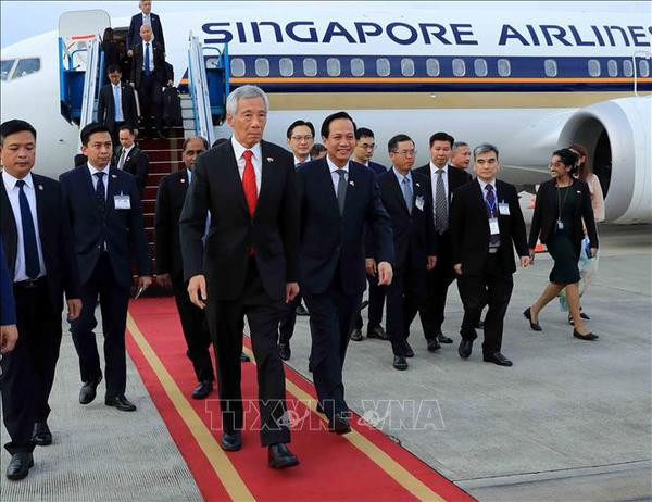 Le PM singapourien Lee Hsien Loong arrive à Hanoi pour une visite officielle au Vietnam ảnh 1 Le PM singapourien Lee Hsien Loong arrive à Hanoi pour une visite officielle au Vietnam ảnh 1