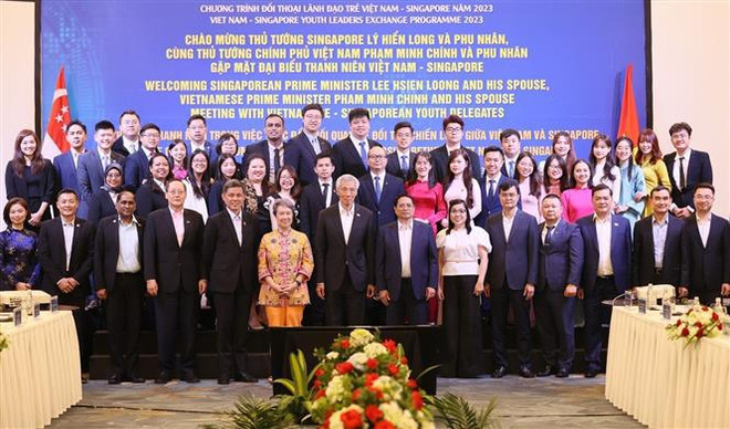 Les PM vietnamien et singapourien prennent part à un dialogue avec des jeunes exemplaires ảnh 1 Les PM vietnamien et singapourien prennent part à un dialogue avec des jeunes exemplaires ảnh 1