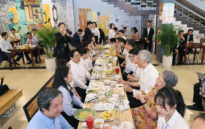 Les PM vietnamien et singapourien prennent part à un dialogue avec des jeunes exemplaires ảnh 3 Les PM vietnamien et singapourien prennent part à un dialogue avec des jeunes exemplaires ảnh 3