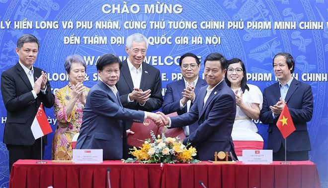 Les PM vietnamien et singapourien prennent part à un dialogue avec des jeunes exemplaires ảnh 4 Les PM vietnamien et singapourien prennent part à un dialogue avec des jeunes exemplaires ảnh 4