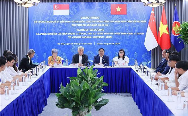 Les PM vietnamien et singapourien prennent part à un dialogue avec des jeunes exemplaires ảnh 2 Les PM vietnamien et singapourien prennent part à un dialogue avec des jeunes exemplaires ảnh 2