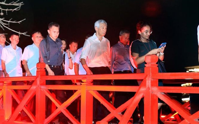 Le Premier ministre singapourien se promène au bord du lac Hoan Kiem ảnh 1 Le Premier ministre singapourien se promène au bord du lac Hoan Kiem ảnh 1