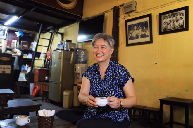 La ministre australienne des AE déguste un café à l’œuf à Hanoï ảnh 2