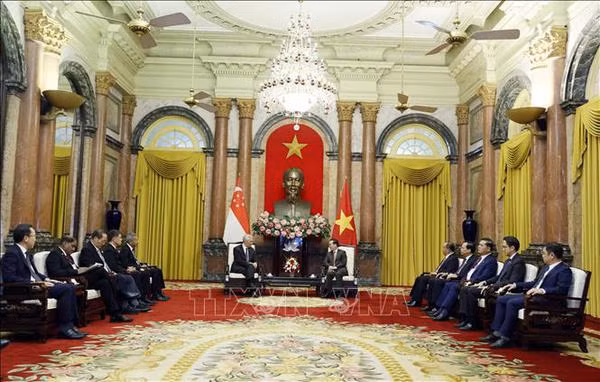 Le président Vo Van Thuong rencontre le Premier ministre singapourien ảnh 1