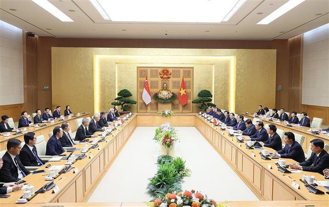 La cérémonie d'accueil du Premier ministre singapourien en visite officielle au Vietnam ảnh 3 La cérémonie d'accueil du Premier ministre singapourien en visite officielle au Vietnam ảnh 3