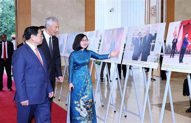 La cérémonie d'accueil du Premier ministre singapourien en visite officielle au Vietnam ảnh 2 La cérémonie d'accueil du Premier ministre singapourien en visite officielle au Vietnam ảnh 2