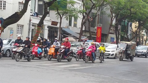 La plupart des Vietnamiens respectent le port du casque de moto ảnh 2