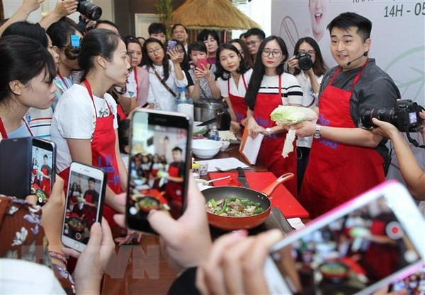 Un chef cuisinier sud-coréen célèbre promeut la cuisine de son pays au Vietnam ảnh 1 Un chef cuisinier sud-coréen célèbre promeut la cuisine de son pays au Vietnam ảnh 1