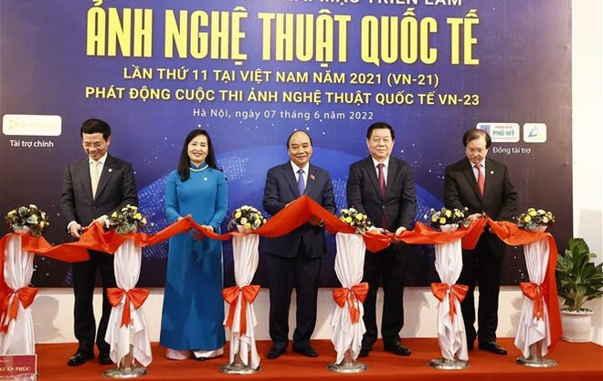 Le président assiste à la 11e exposition internationale de photos d’art au Vietnam ảnh 1