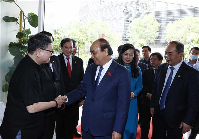 Le président assiste à la 11e exposition internationale de photos d’art au Vietnam ảnh 2