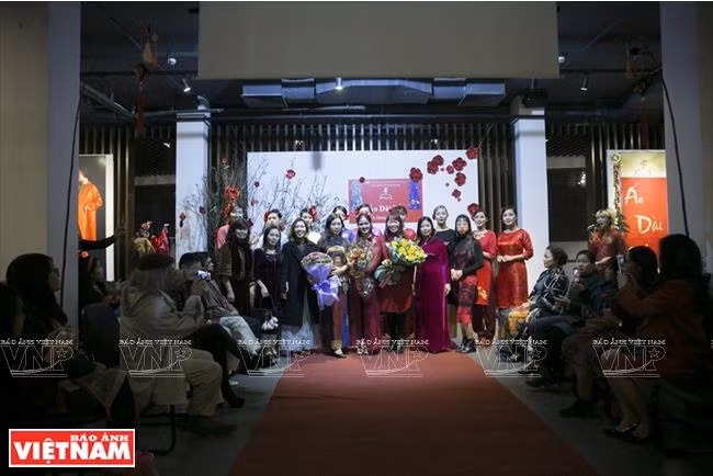 L’ao dai du Têt se décline sous toutes ses formes ảnh 1