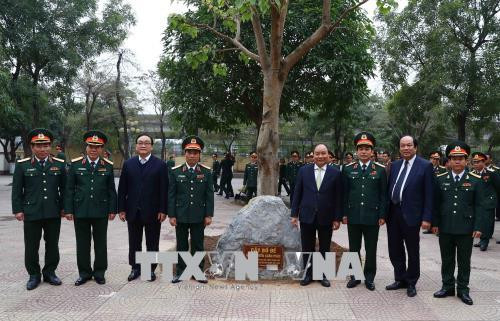 Le Premier ministre rend visite au commandement militaire de Hanoï ảnh 1 Le Premier ministre rend visite au commandement militaire de Hanoï ảnh 1