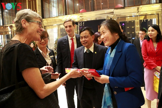 Têt 2018: les premiers visiteurs étrangers à la baie d’Ha Long ảnh 1 Têt 2018: les premiers visiteurs étrangers à la baie d’Ha Long ảnh 1